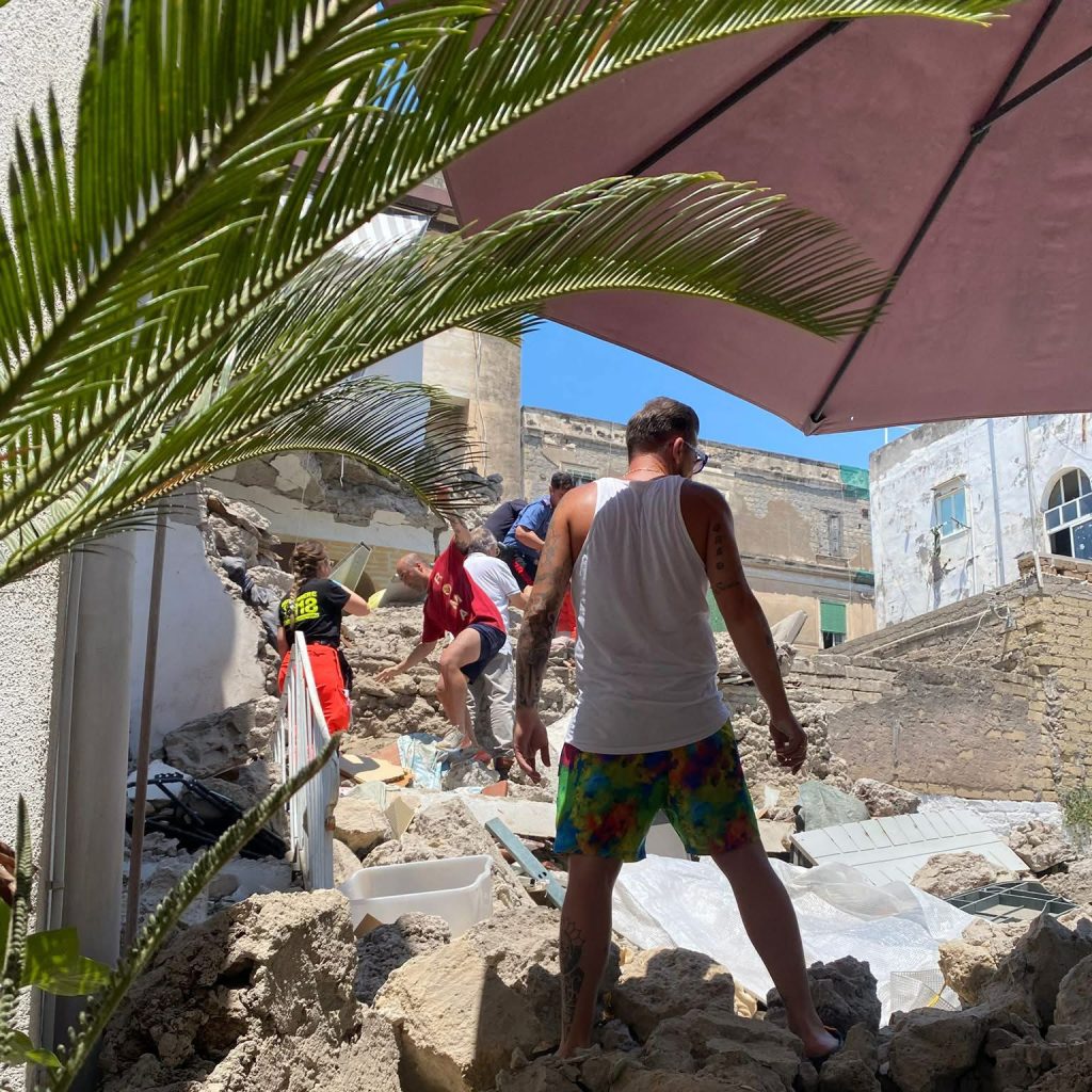 Torre del Greco, esplosione nel centro storico: crolla parte di un edificio. Si scava tra le macerie