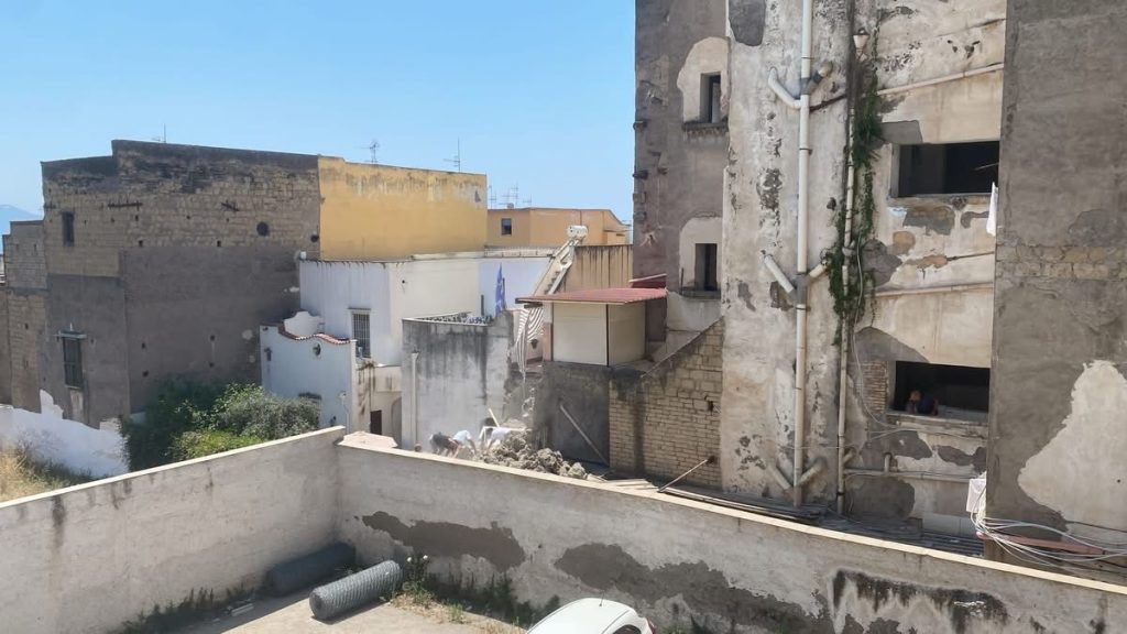 Torre del Greco, esplosione nel centro storico: crolla parte di un edificio. Si scava tra le macerie