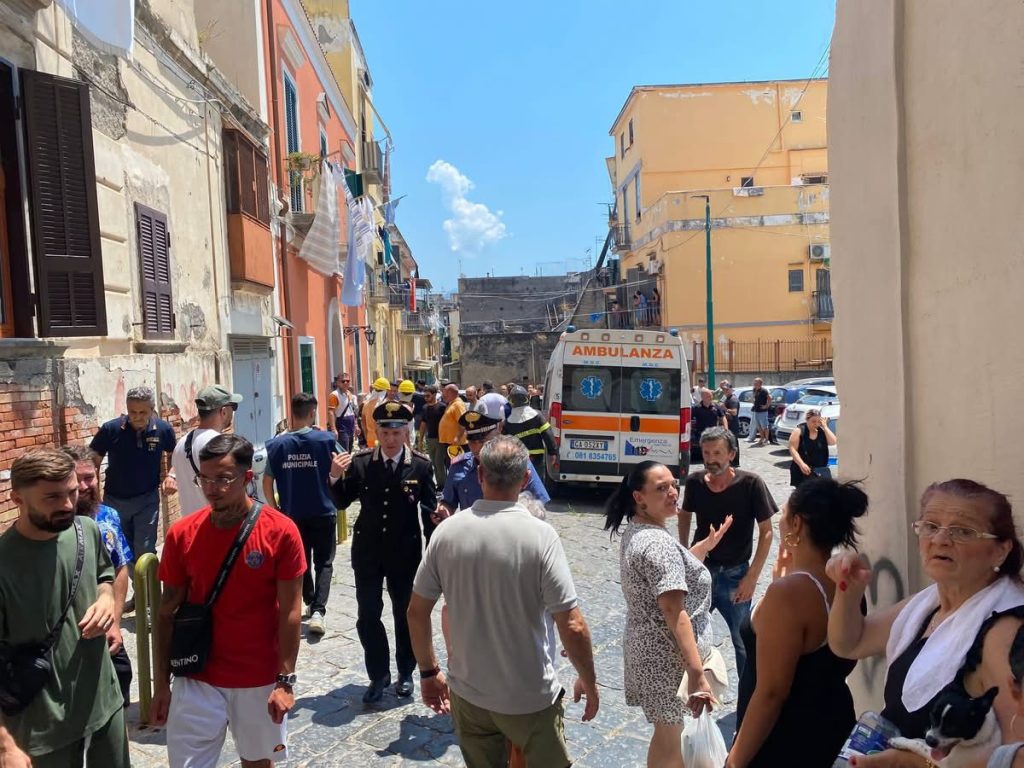 Torre del Greco, esplosione nel centro storico: crolla parte di un edificio. Si scava tra le macerie