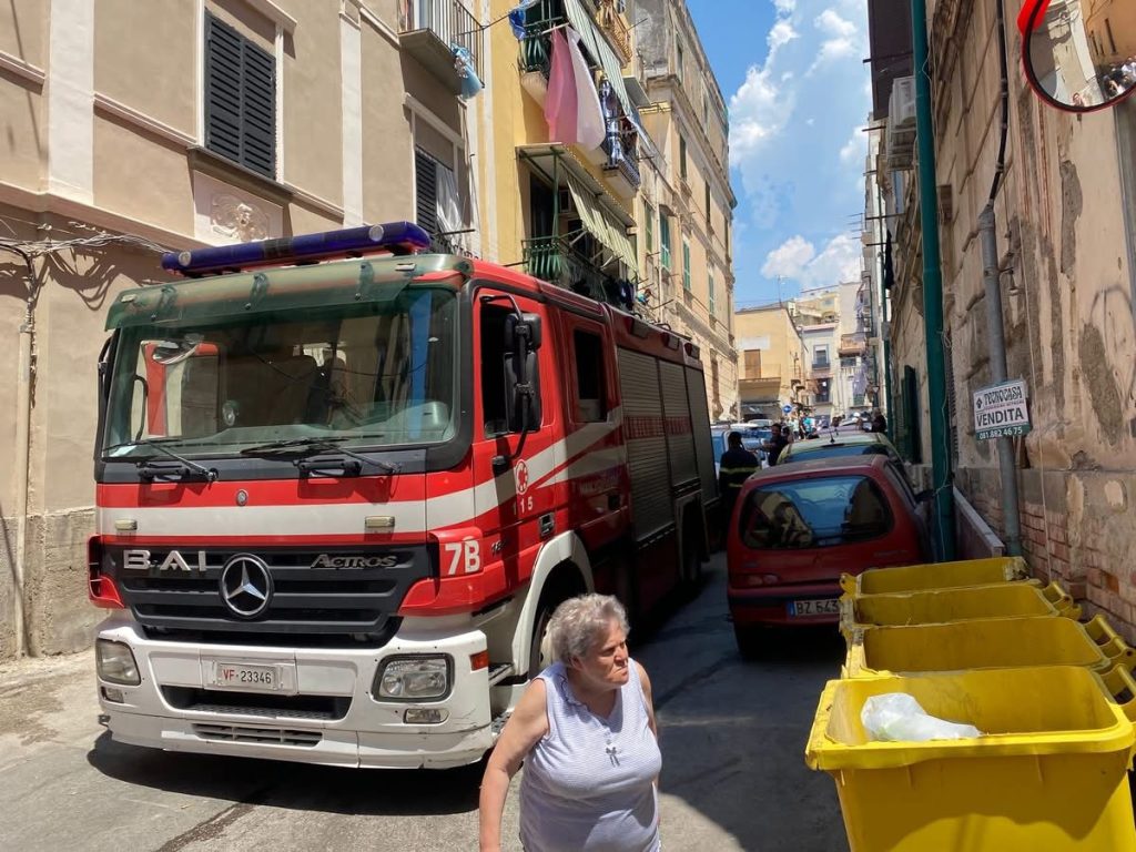 Torre del Greco, esplosione nel centro storico: crolla parte di un edificio. Si scava tra le macerie