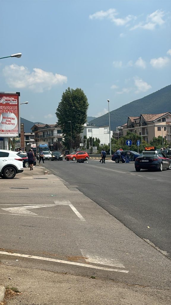 Grave incidente a Sirignano: centauro ferito dopo violento scontro con un’auto