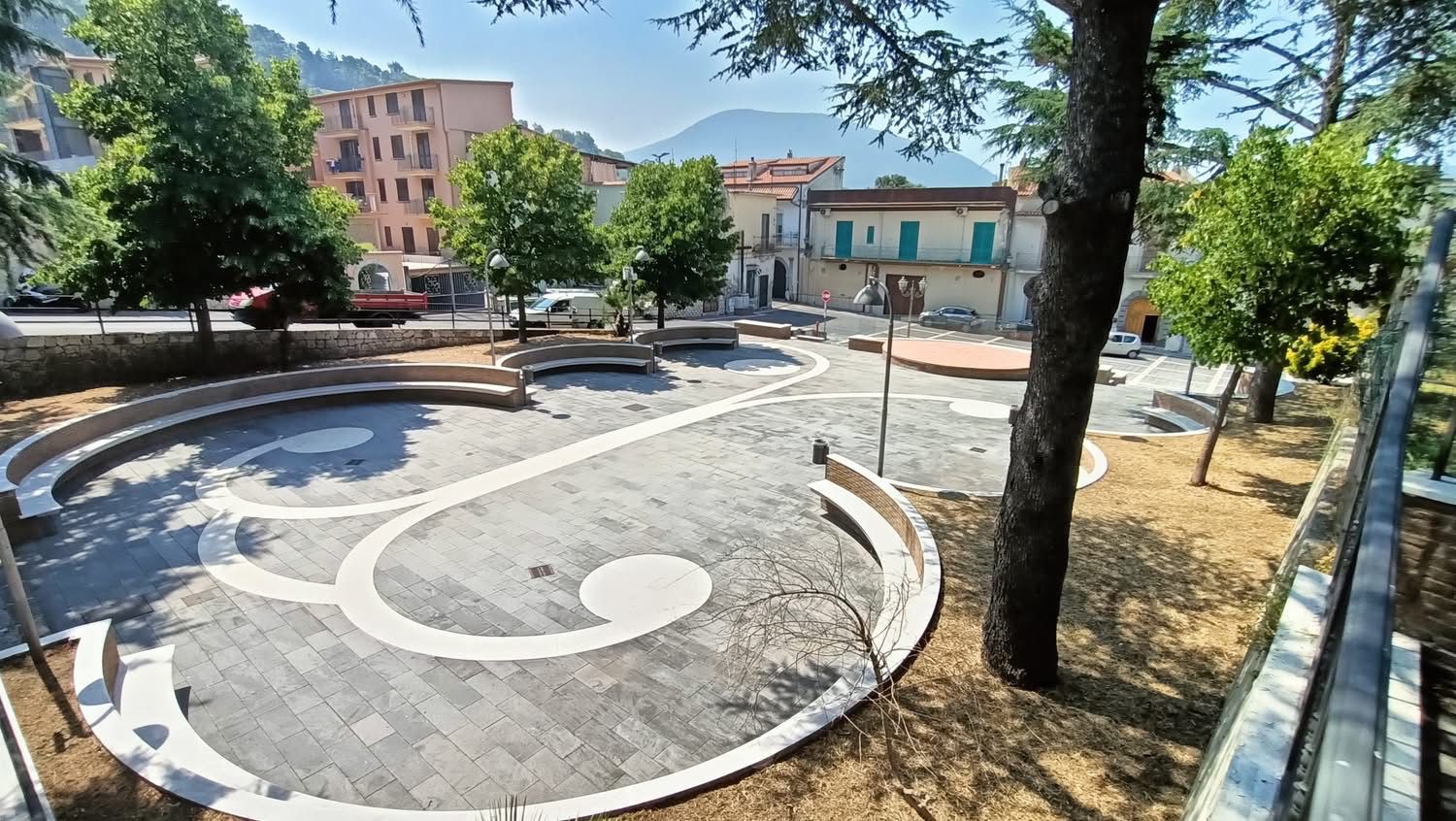 Quadrelle: Piazza Vittoria ritrova il suo splendore