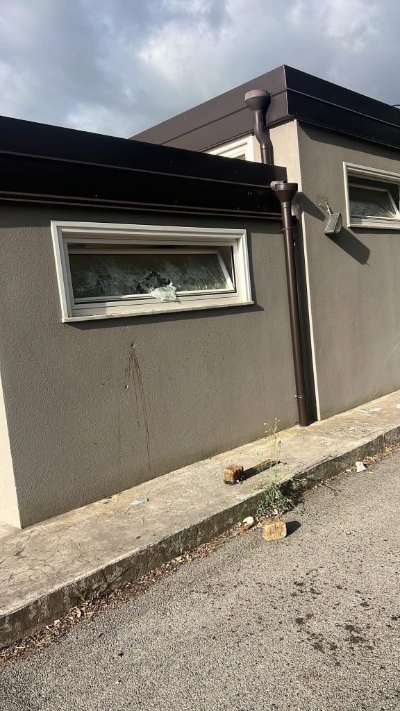Vandali in azione al campo sportivo di Mercogliano: danneggiati spogliatoi, il sindaco denuncia ai Carabinieri