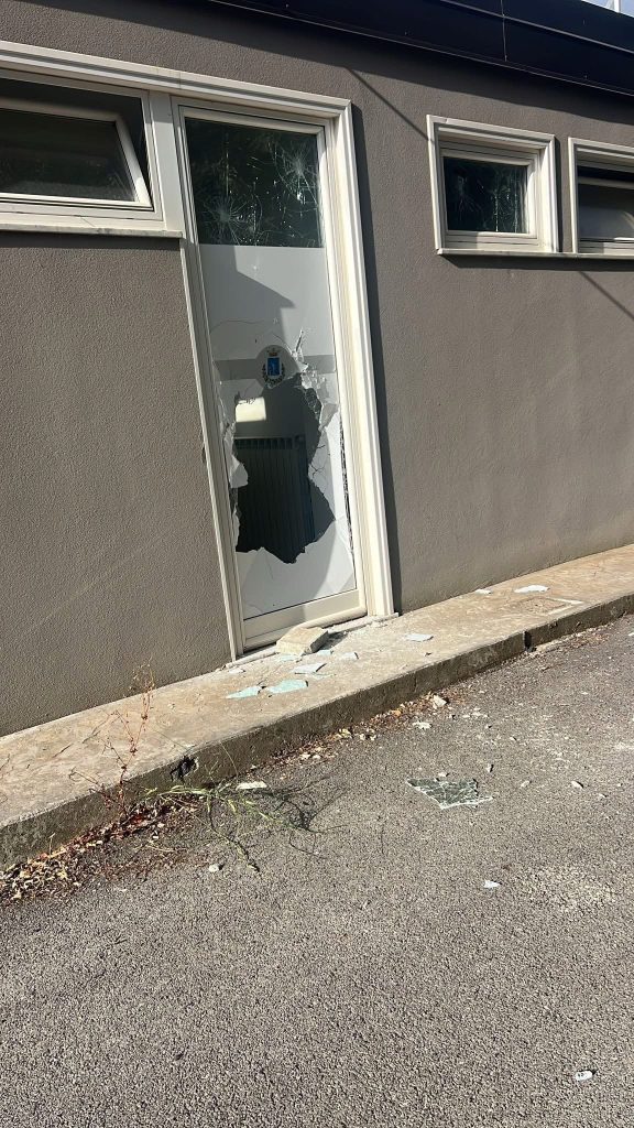 Vandali in azione al campo sportivo di Mercogliano: danneggiati spogliatoi, il sindaco denuncia ai Carabinieri
