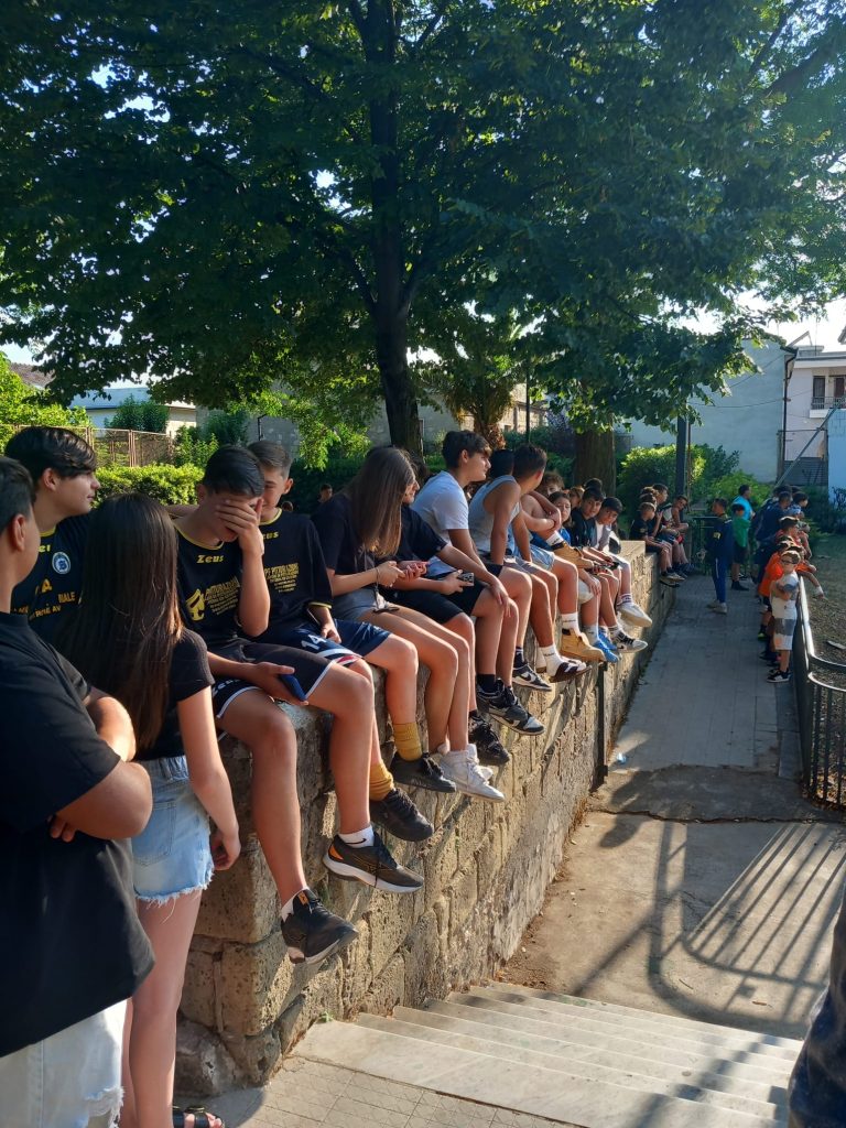 BAIANO. Nel verde della villa comunale scene di una pacifica comunità. BAIANO. Nel verde della villa comunale scene di una pacifica comunità.