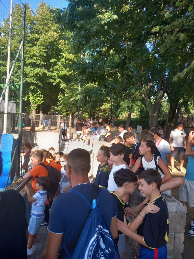 BAIANO. Nel verde della villa comunale scene di una pacifica comunità. BAIANO. Nel verde della villa comunale scene di una pacifica comunità.