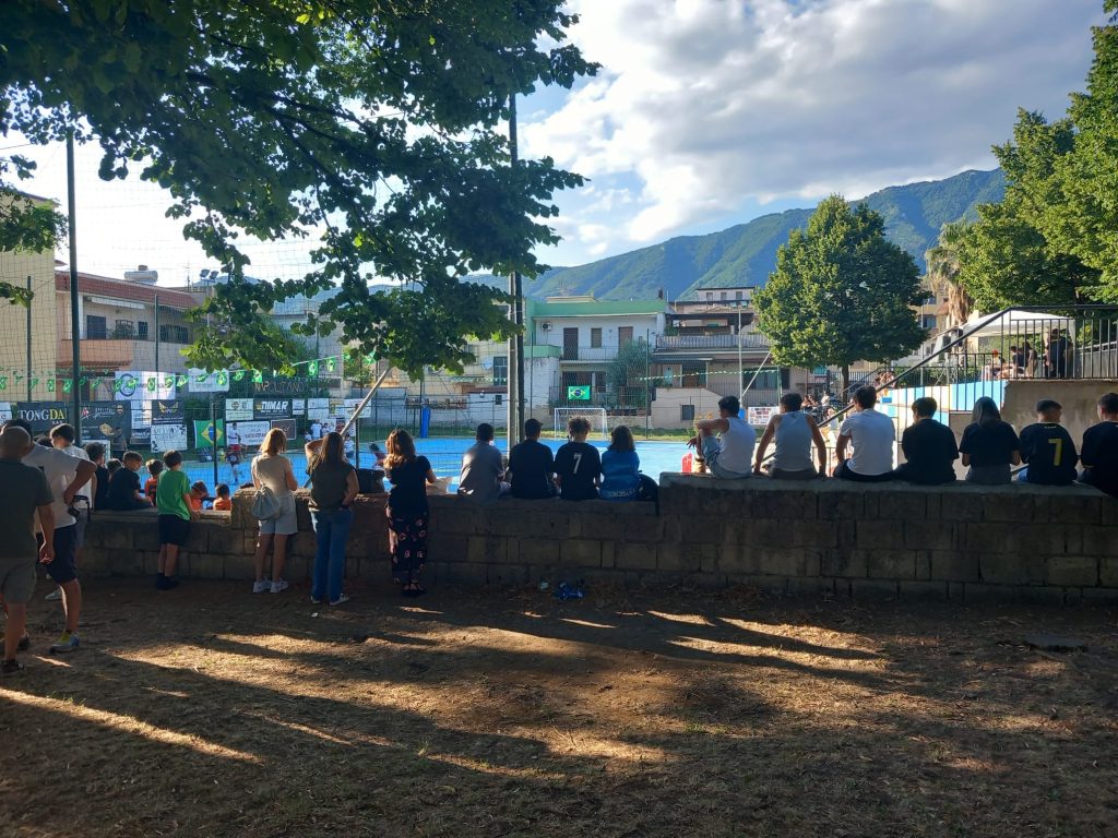 BAIANO. Nel verde della villa comunale scene di una pacifica comunità. BAIANO. Nel verde della villa comunale scene di una pacifica comunità.