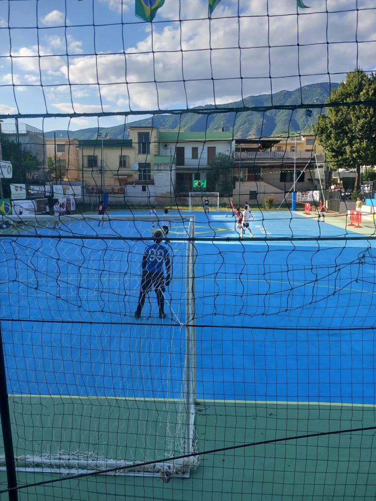 BAIANO. Nel verde della villa comunale scene di una pacifica comunità. BAIANO. Nel verde della villa comunale scene di una pacifica comunità.