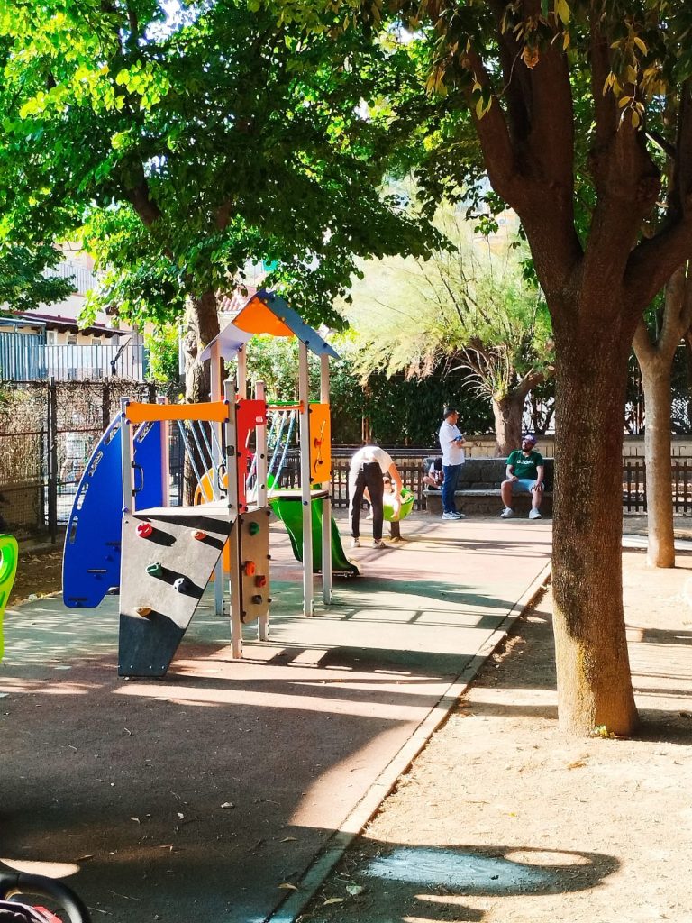BAIANO. Nel verde della villa comunale scene di una pacifica comunità. BAIANO. Nel verde della villa comunale scene di una pacifica comunità.
