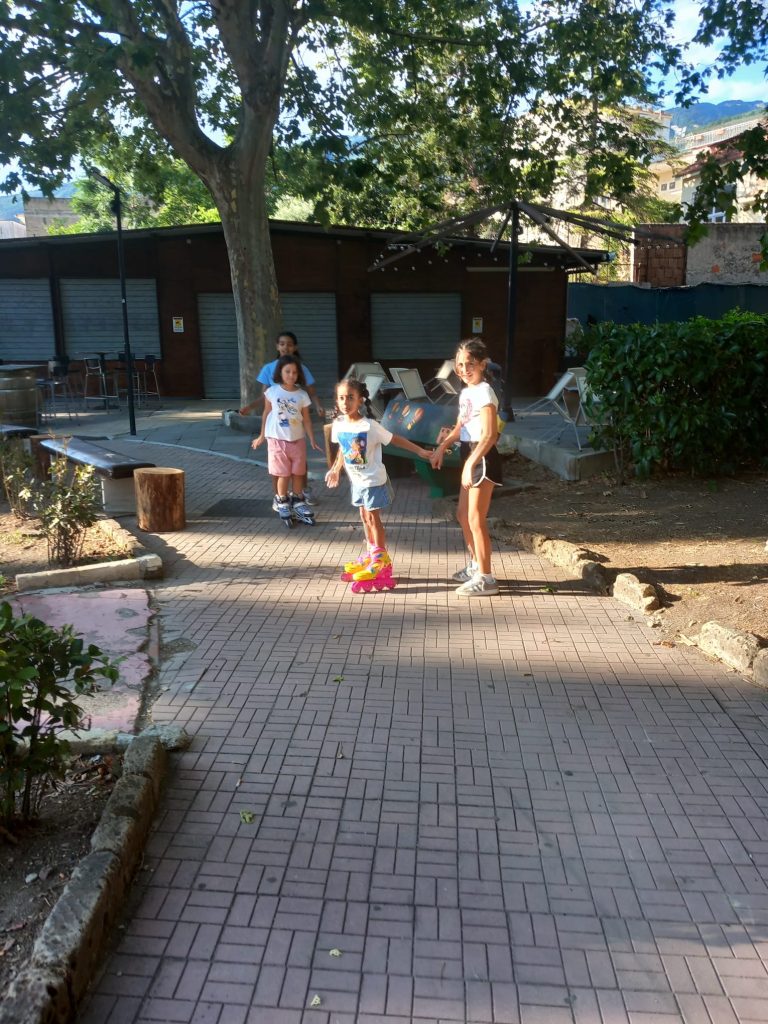 BAIANO. Nel verde della villa comunale scene di una pacifica comunità. BAIANO. Nel verde della villa comunale scene di una pacifica comunità.