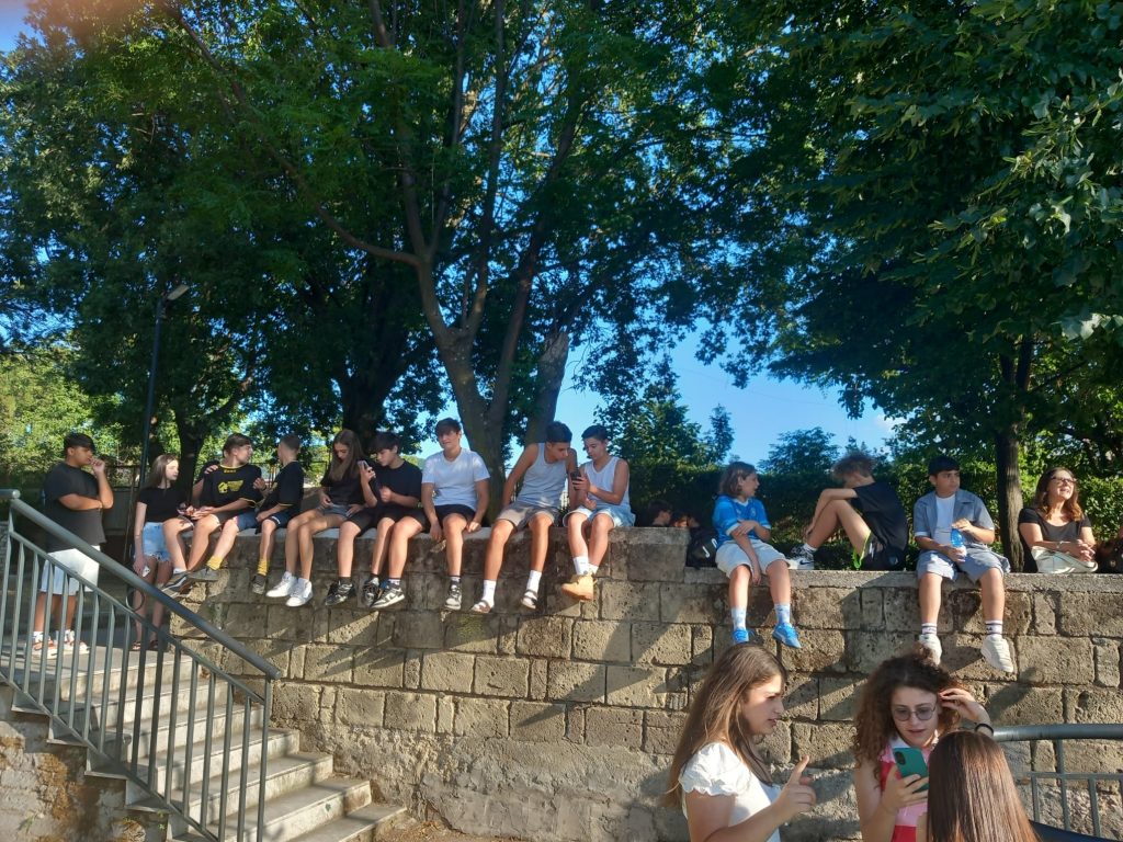 BAIANO. Nel verde della villa comunale scene di una pacifica comunità. BAIANO. Nel verde della villa comunale scene di una pacifica comunità.