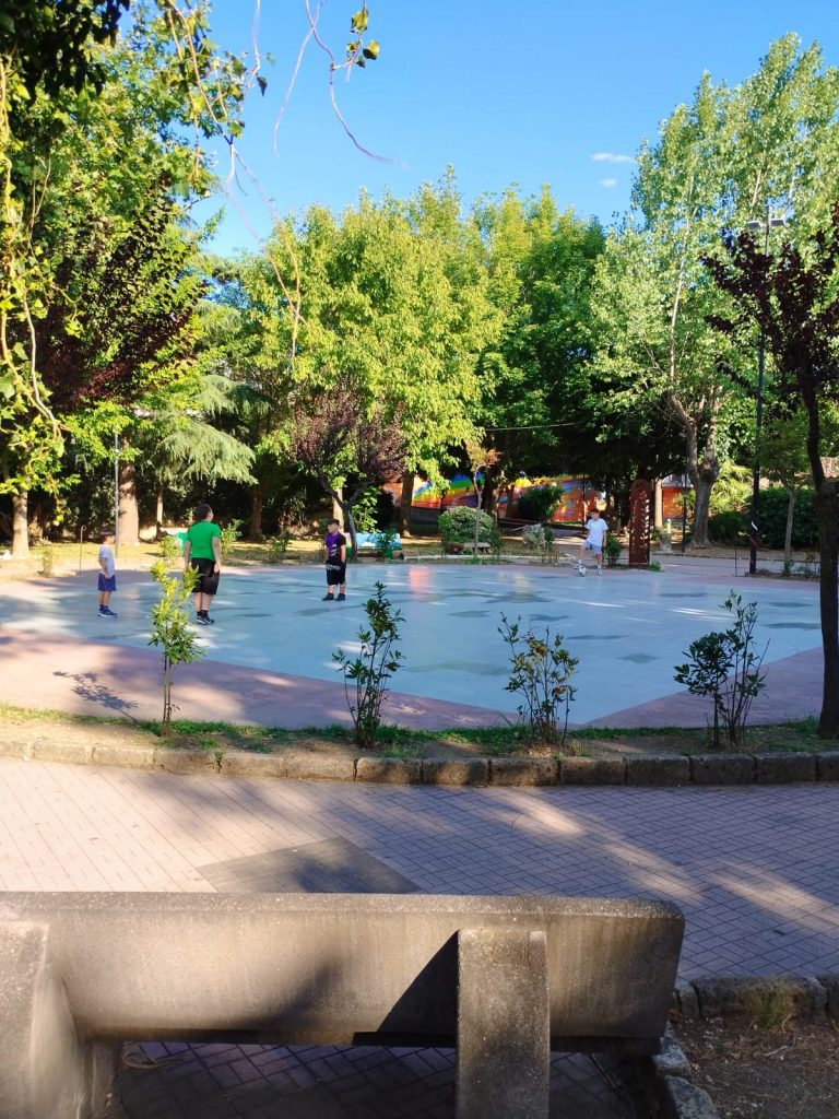 BAIANO. Nel verde della villa comunale scene di una pacifica comunità. BAIANO. Nel verde della villa comunale scene di una pacifica comunità.