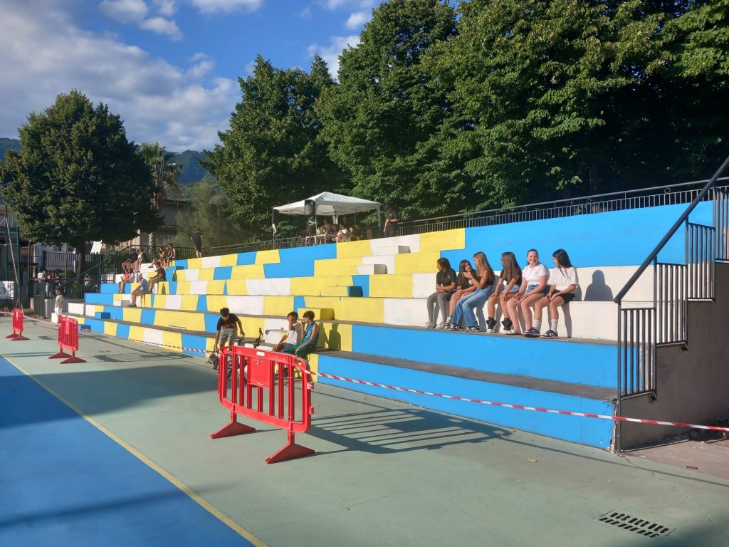 BAIANO. Nel verde della villa comunale scene di una pacifica comunità. BAIANO. Nel verde della villa comunale scene di una pacifica comunità.