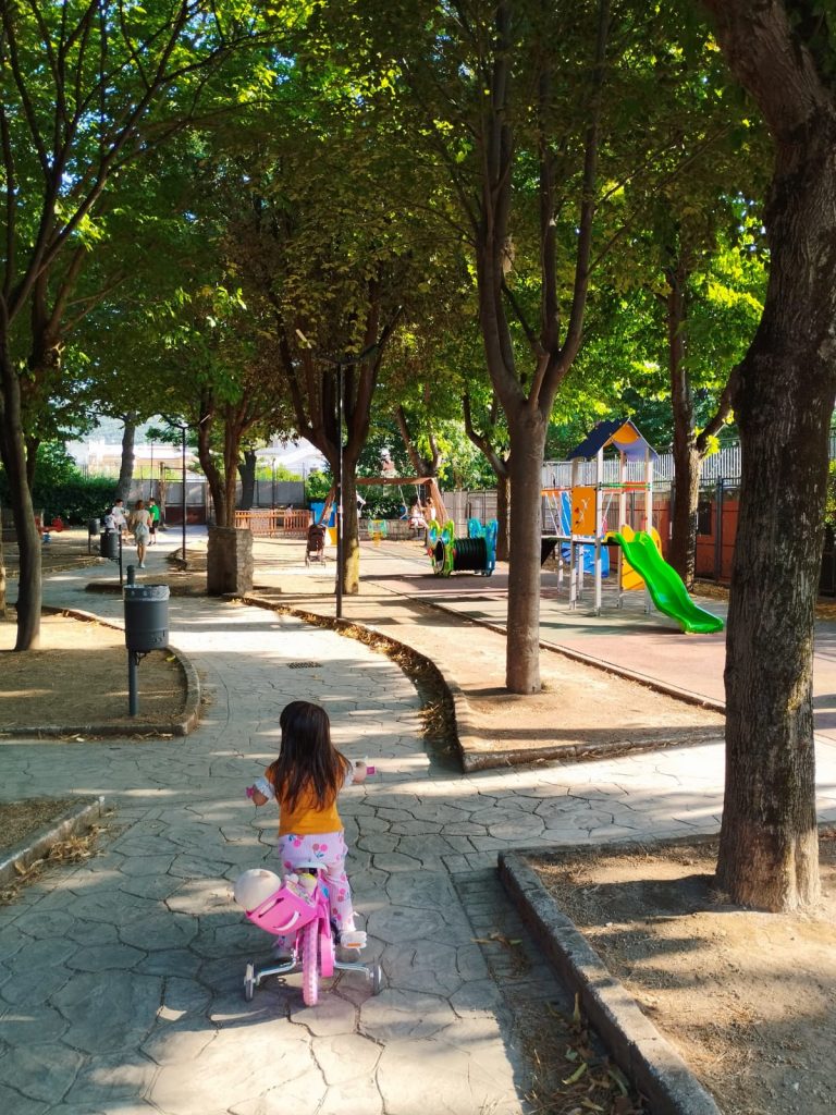 BAIANO. Nel verde della villa comunale scene di una pacifica comunità. BAIANO. Nel verde della villa comunale scene di una pacifica comunità.