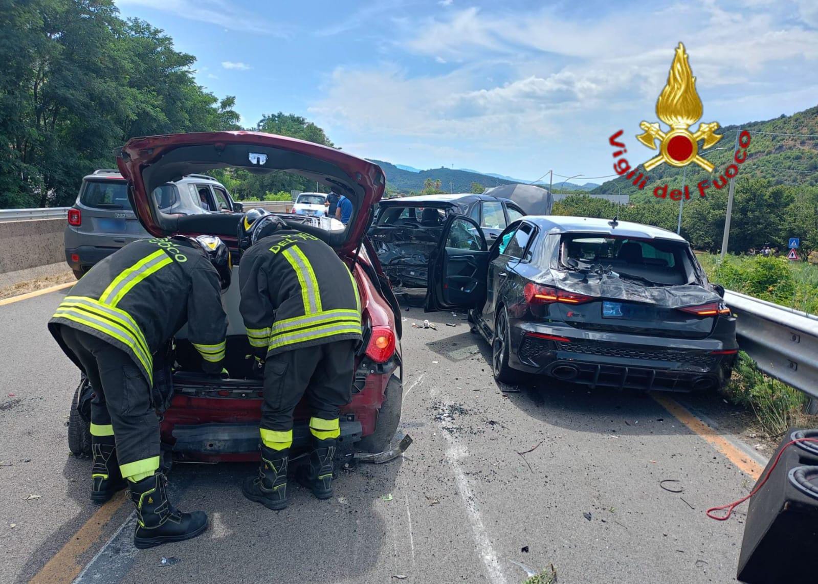 Incidente sul raccordo Avellino Salerno: dieci persone coinvolte, traffico in tilt tra Solofra e Montoro