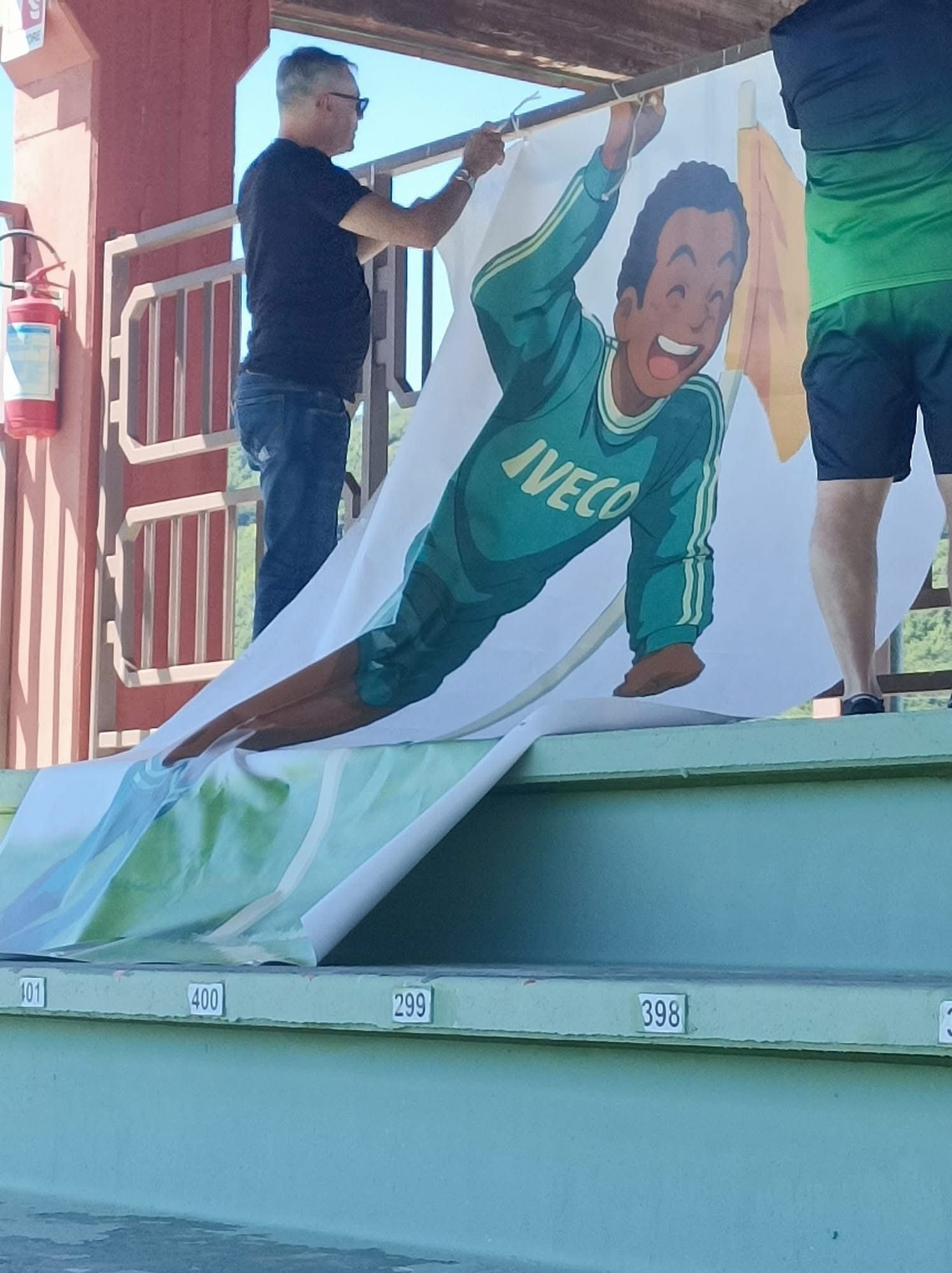 Lo striscione per Juary veglia sui Lupi: memoria, sudore e mercato a Rivisondoli.