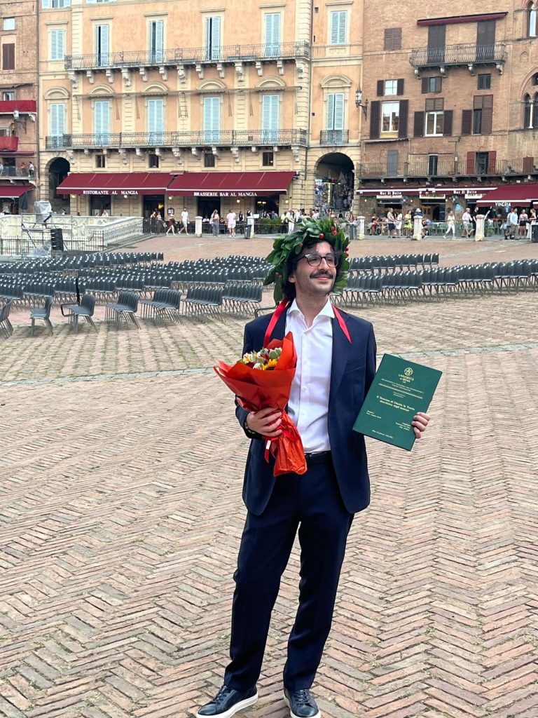 Francesco De Vito si laurea in Matematica all’Università di Siena: una festa di orgoglio e affetto da SantAngelo dei Lombardi a tutta lIrpinia