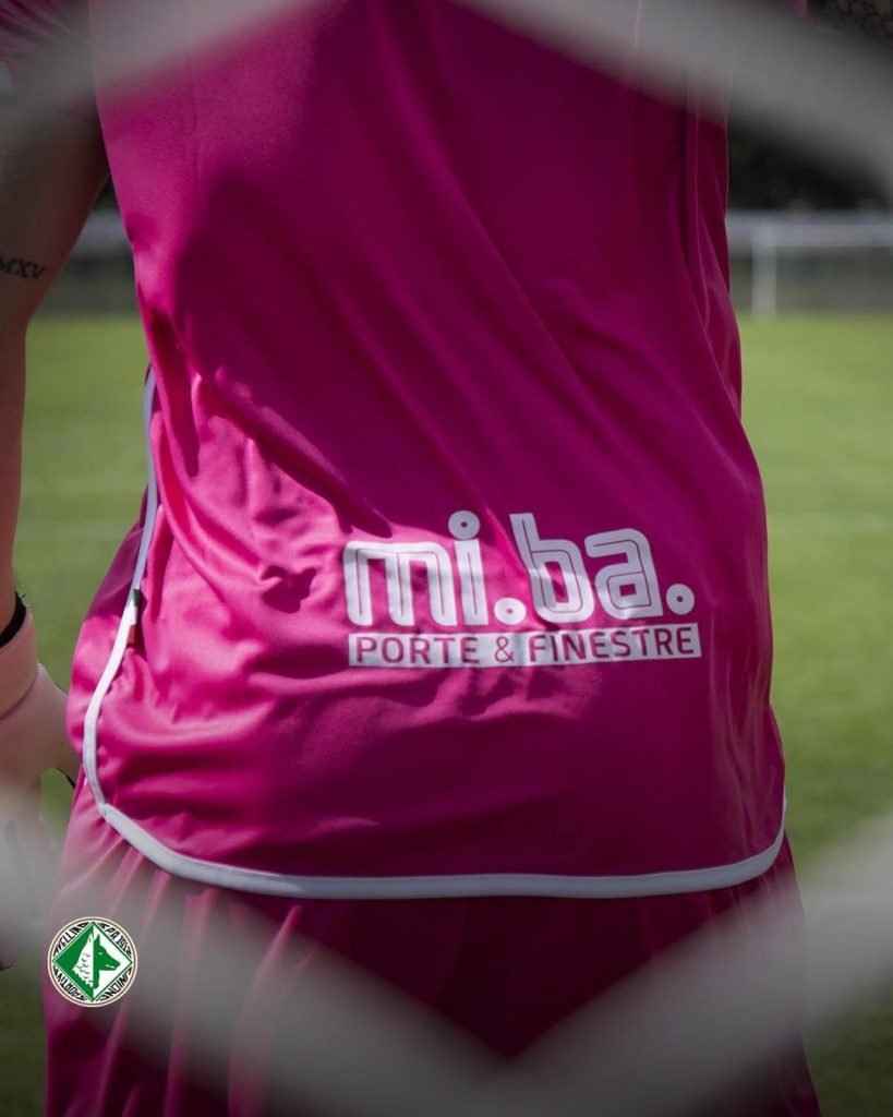 L’Avellino si rifà il look: “Tradizione che evolve”, la nuova maglia tra storia e modernità