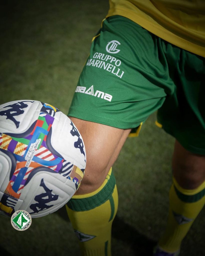 L’Avellino si rifà il look: “Tradizione che evolve”, la nuova maglia tra storia e modernità