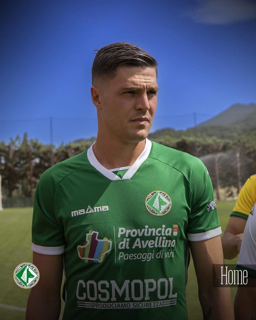 L’Avellino si rifà il look: “Tradizione che evolve”, la nuova maglia tra storia e modernità