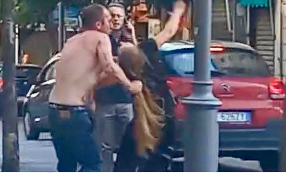 Violenza in pieno giorno a Salerno: donna aggredita in piazza sotto gli occhi dei passanti