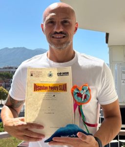 Terza edizione del “Vesuvian Poetry Slam”, vince Raffaele De Mato Successo di pubblico e consenso per la gara poetica riservata ad autori performativi tenutasi a Pollena Trocchia Terza edizione del “Vesuvian Poetry Slam”, vince Raffaele De Mato Successo di pubblico e consenso per la gara poetica riservata ad autori performativi tenutasi a Pollena Trocchia