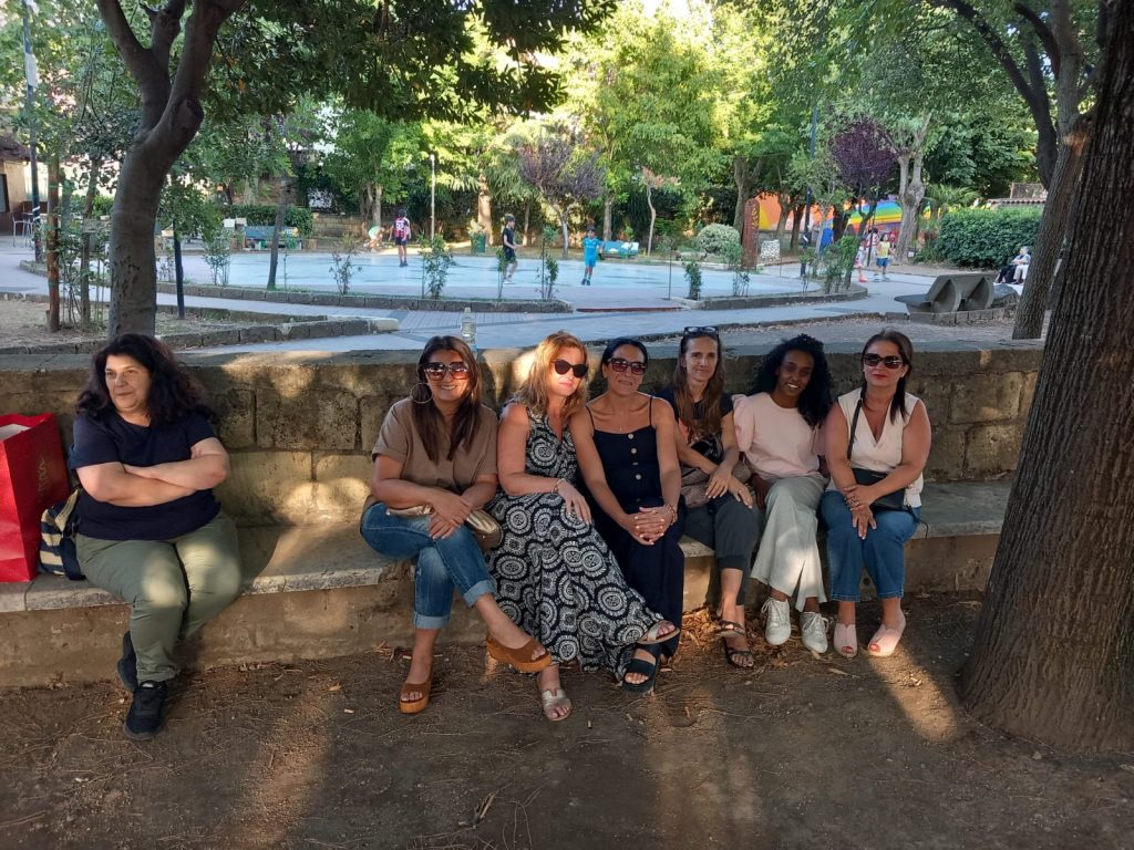 BAIANO. Nel verde della villa comunale scene di una pacifica comunità. BAIANO. Nel verde della villa comunale scene di una pacifica comunità.