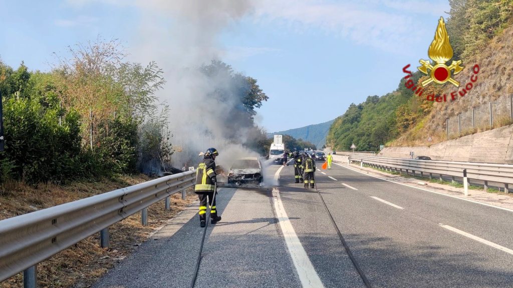 Incendio in autostrada A16 a Monteforte Irpino: famiglia salva nel giorno di Ferragosto