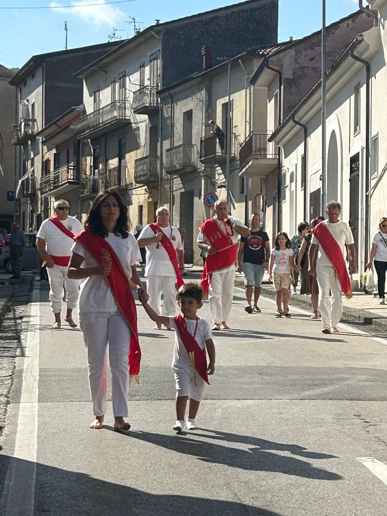 La tradizionale Festa dei Battenti di San Pellegrino ad Altavilla: fede, sacrificio e comunità. Presenti anche i Battenti di Avella. FOTO