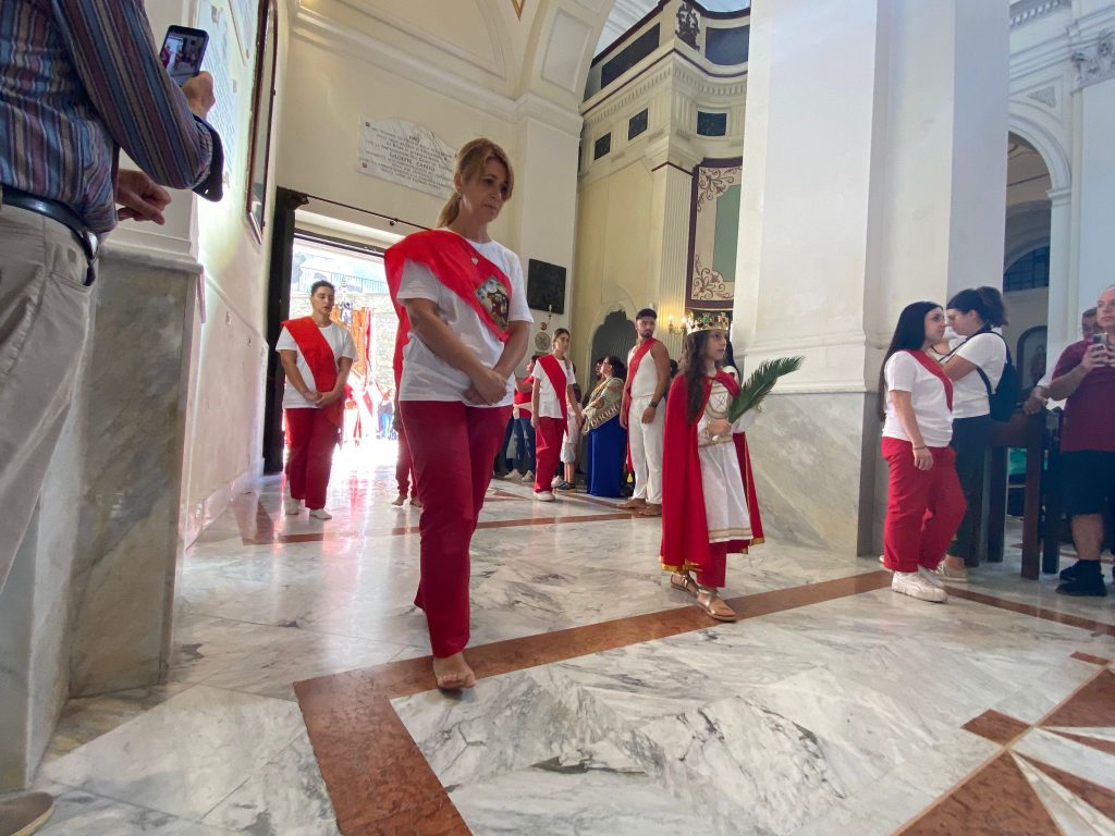 La tradizionale Festa dei Battenti di San Pellegrino ad Altavilla: fede, sacrificio e comunità. Presenti anche i Battenti di Avella. FOTO