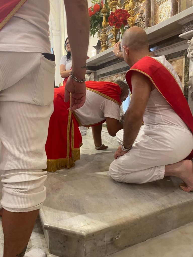 La tradizionale Festa dei Battenti di San Pellegrino ad Altavilla: fede, sacrificio e comunità. Presenti anche i Battenti di Avella. FOTO