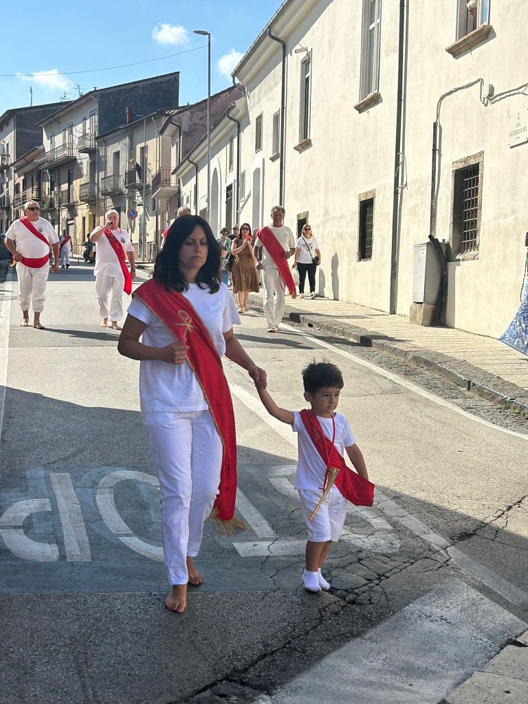 La tradizionale Festa dei Battenti di San Pellegrino ad Altavilla: fede, sacrificio e comunità. Presenti anche i Battenti di Avella. FOTO
