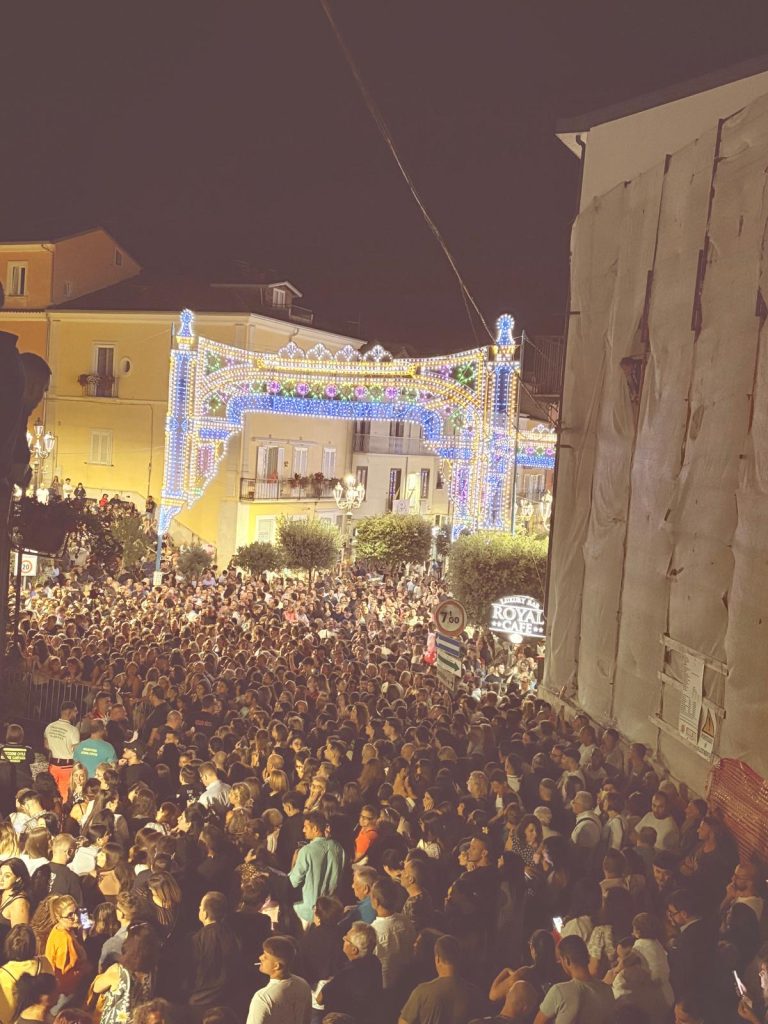 Altavilla Irpina (AV) – Successo per il concerto di Rosario Miraggio in chiusura dei festeggiamenti di San Pellegrino Martire.Ma