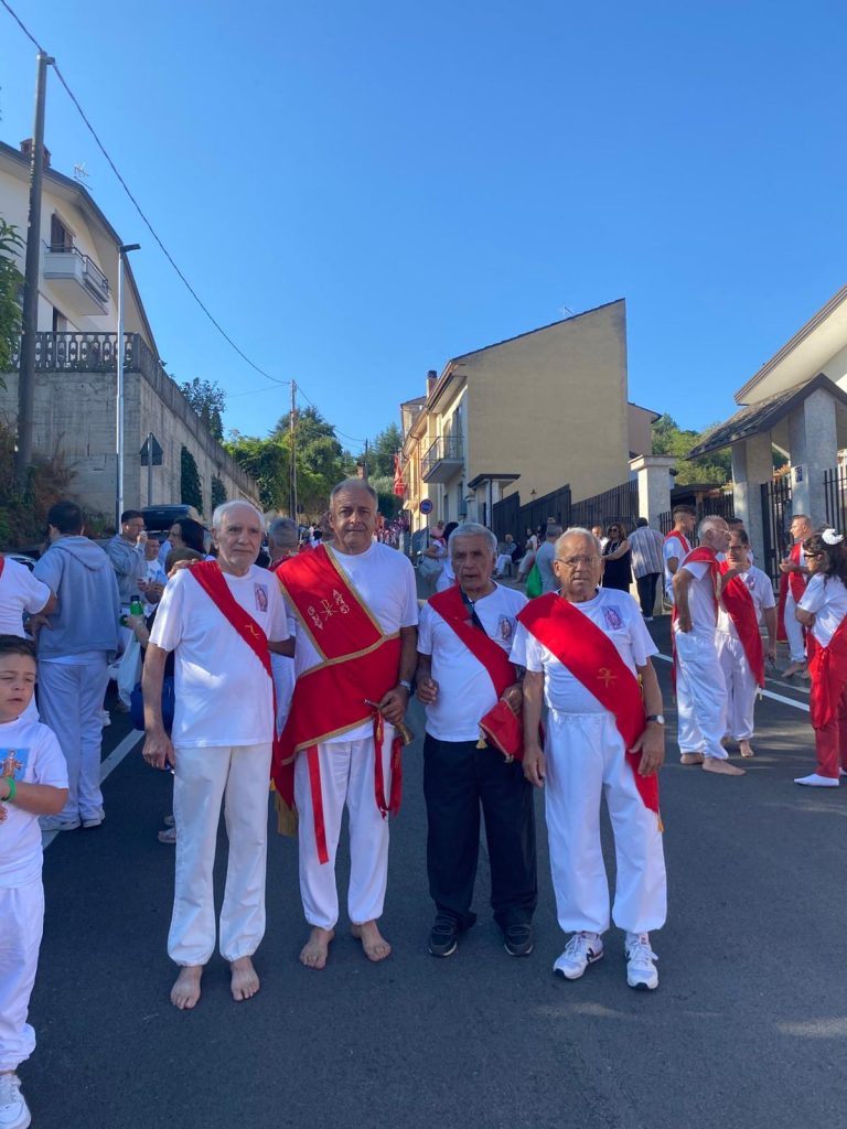 La tradizionale Festa dei Battenti di San Pellegrino ad Altavilla: fede, sacrificio e comunità. Presenti anche i Battenti di Avella. FOTO