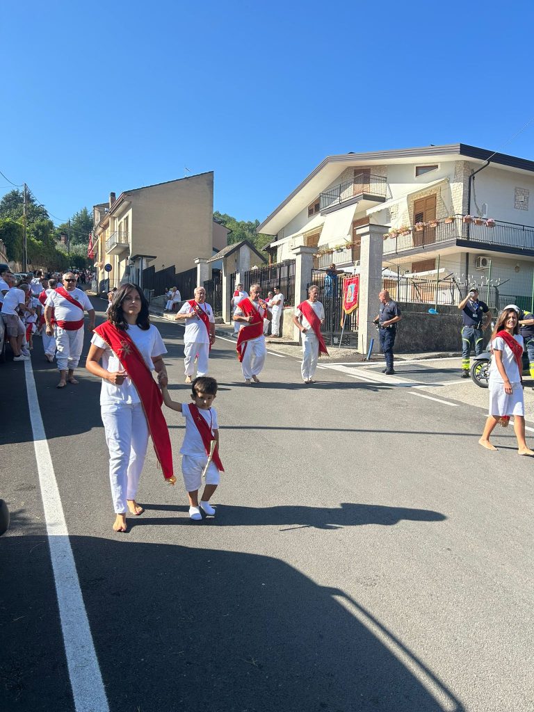 La tradizionale Festa dei Battenti di San Pellegrino ad Altavilla: fede, sacrificio e comunità. Presenti anche i Battenti di Avella. FOTO