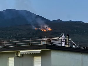 Fiamme sulla collina della Tora, paura tra Avella e Sirignano!
