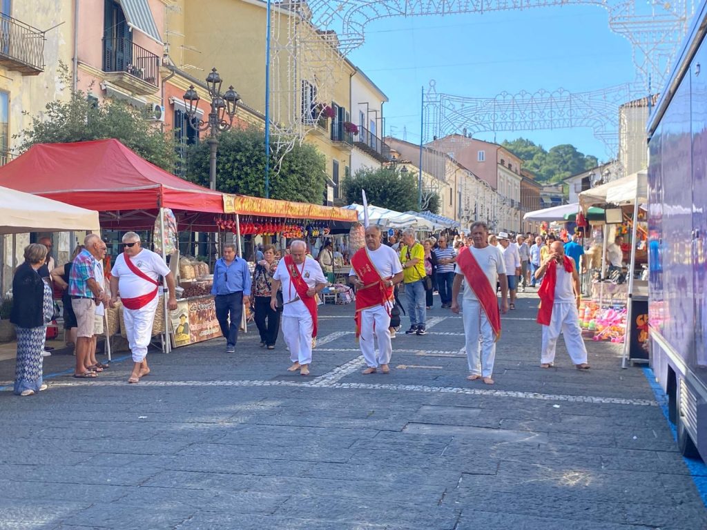 La tradizionale Festa dei Battenti di San Pellegrino ad Altavilla: fede, sacrificio e comunità. Presenti anche i Battenti di Avella. FOTO