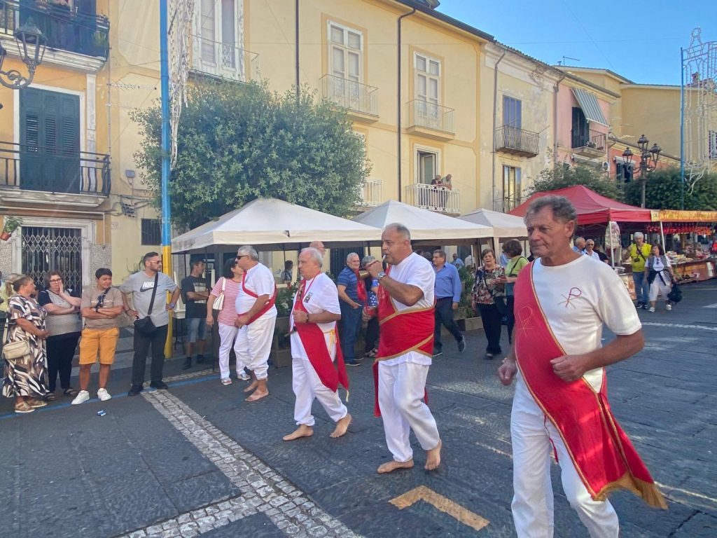La tradizionale Festa dei Battenti di San Pellegrino ad Altavilla: fede, sacrificio e comunità. Presenti anche i Battenti di Avella. FOTO