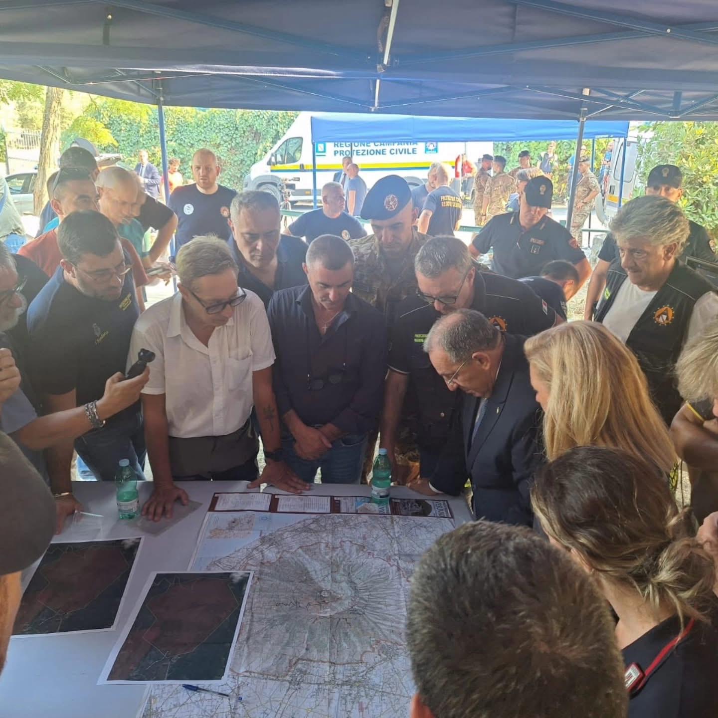 Ottaviano, intervento straordinario sul Vesuvio: esercito e istituzioni in campo per contenere l’incendio.(foto)