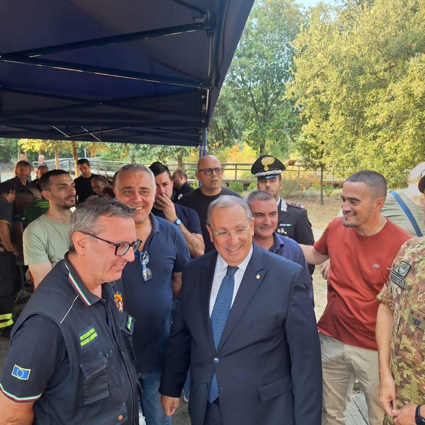 Ottaviano, intervento straordinario sul Vesuvio: esercito e istituzioni in campo per contenere l’incendio.(foto)