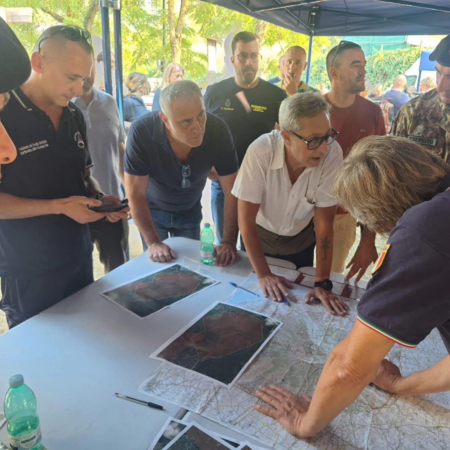 Ottaviano, intervento straordinario sul Vesuvio: esercito e istituzioni in campo per contenere l’incendio.(foto)
