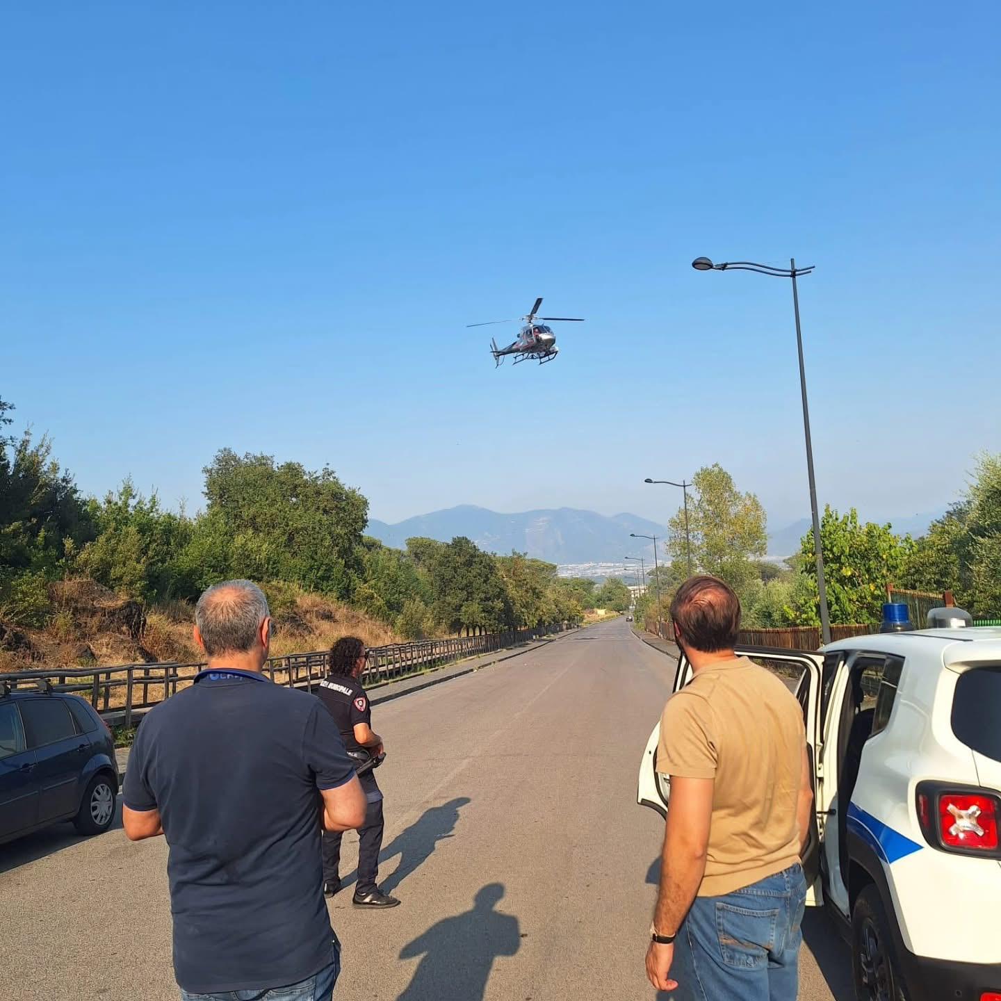 Ottaviano, intervento straordinario sul Vesuvio: esercito e istituzioni in campo per contenere l’incendio.(foto)