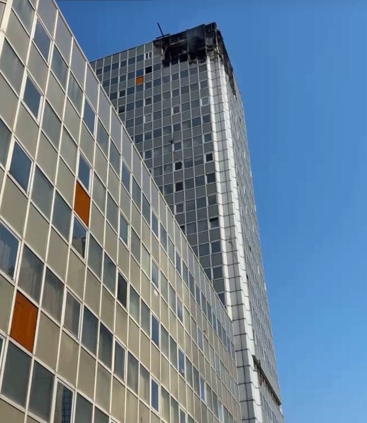 Napoli, incendio devasta due piani al Centro Direzionale: nessun ferito