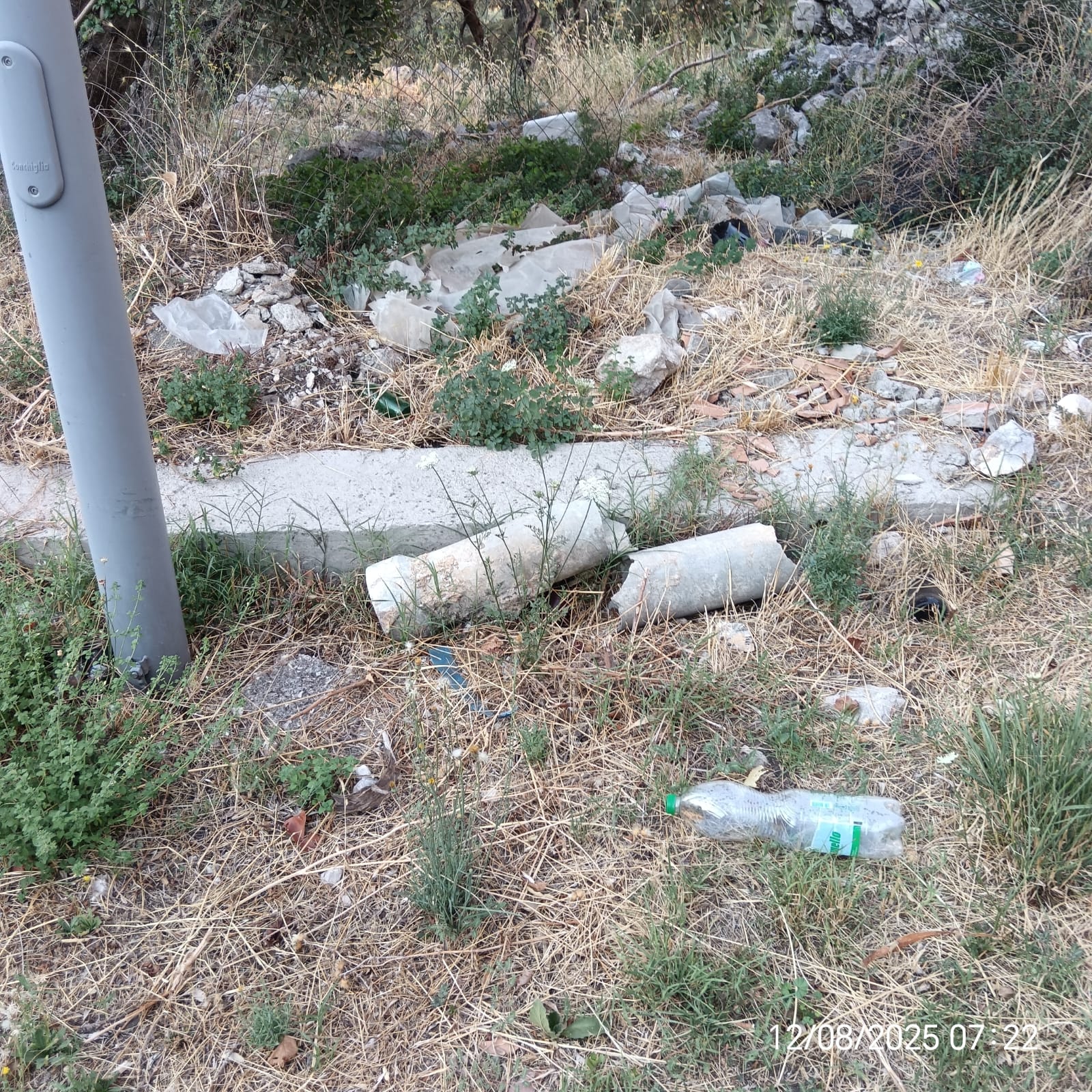 Avella, ancora rifiuti nocivi in via Farrio: “Cosa si aspetta a installare fototrappole?”