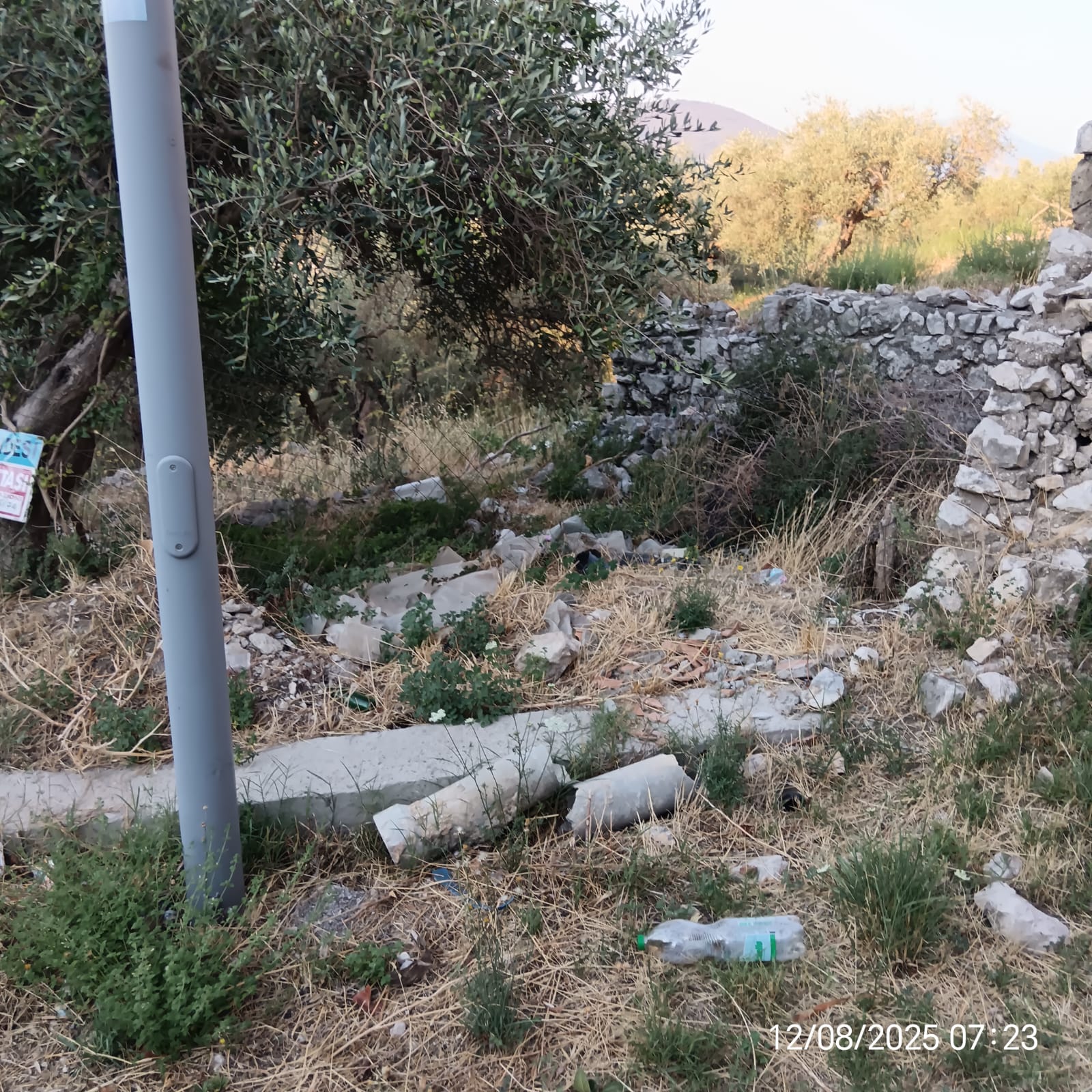 Avella, ancora rifiuti nocivi in via Farrio: “Cosa si aspetta a installare fototrappole?”