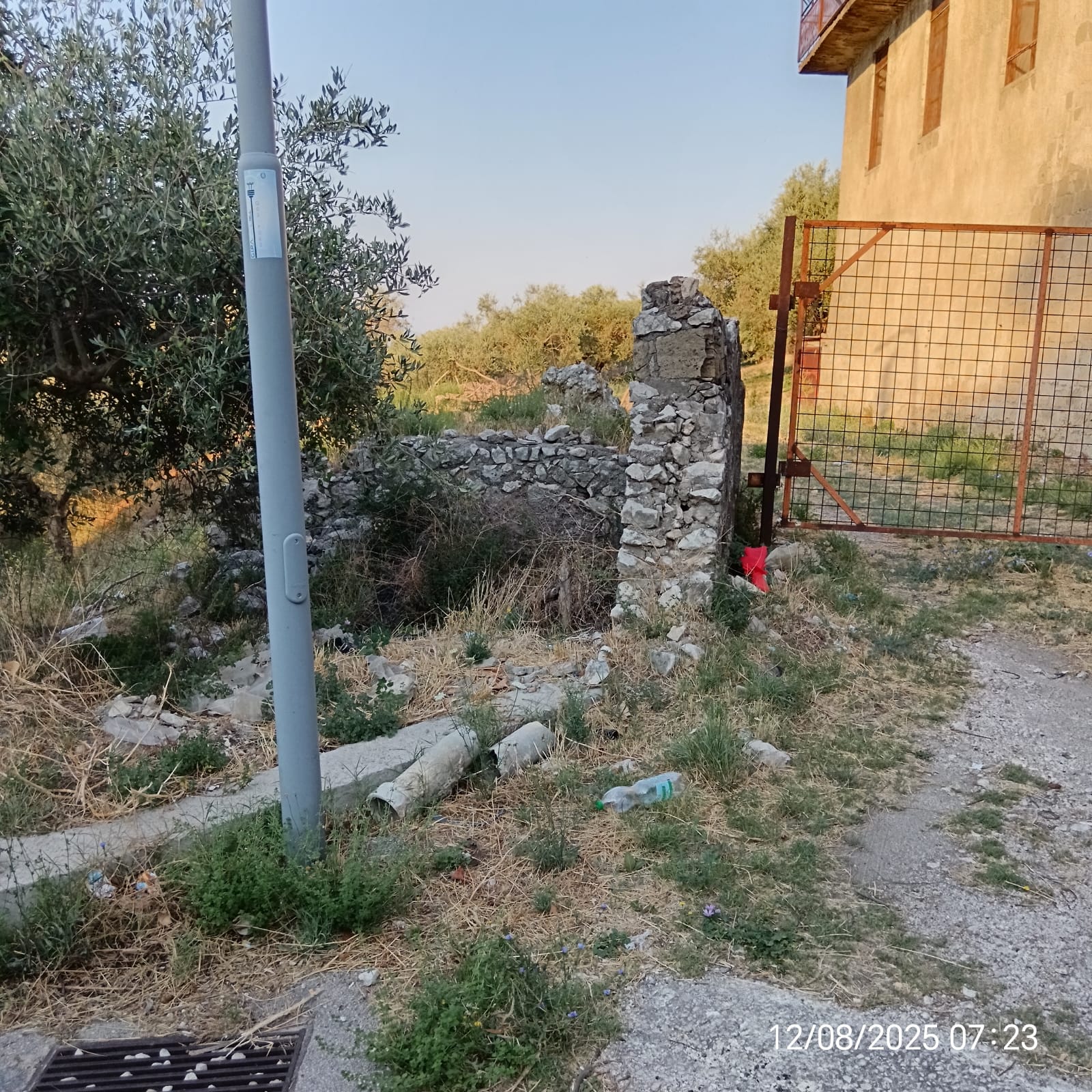 Avella, ancora rifiuti nocivi in via Farrio: “Cosa si aspetta a installare fototrappole?”