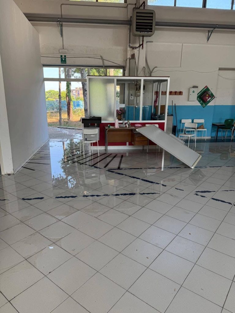 Vandalismo alla scuola “Leonardo da Vinci”, il sindaco: «Ferita per tutta la comunità, ma non strumentalizziamo»