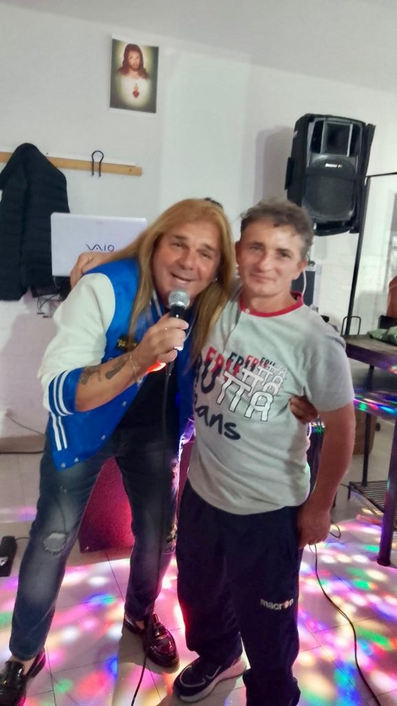 “Giuseppe Ruberto festeggia il compleanno al Club Sorrentino con l’amicizia degli invitati e la musica di Alessandro Conte”.