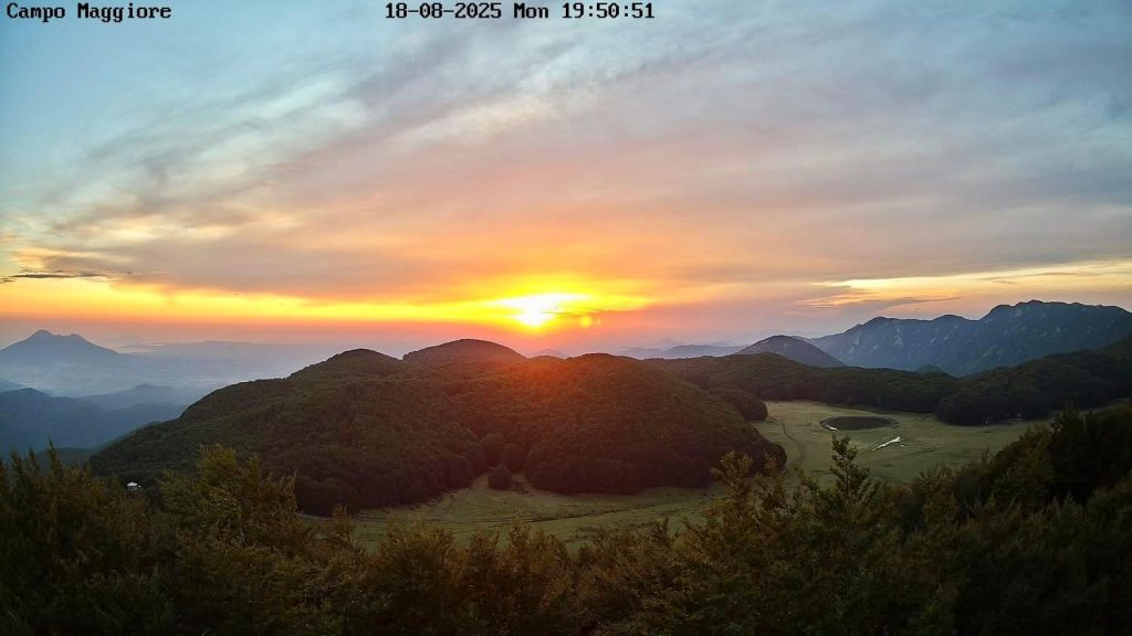 «Montevergine Sospeso tra Terra e Cielo: il Tramonto dei Colori»