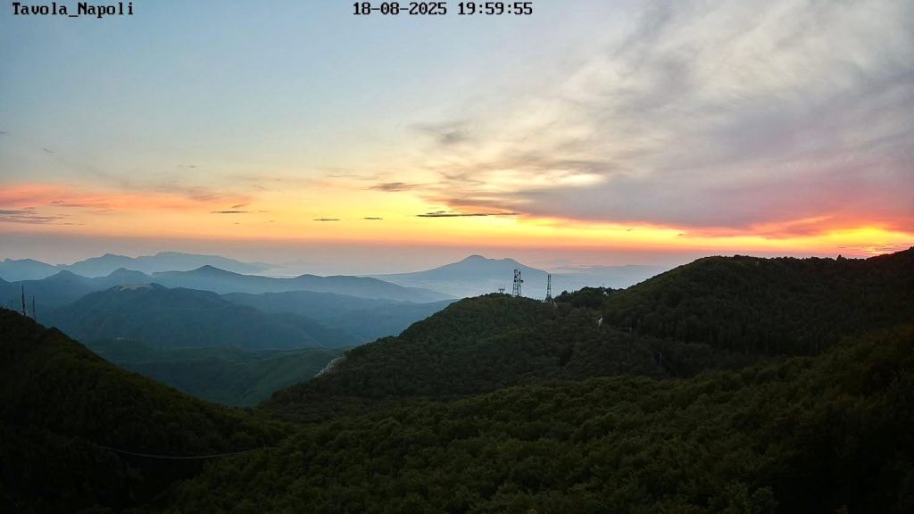 «Montevergine Sospeso tra Terra e Cielo: il Tramonto dei Colori»